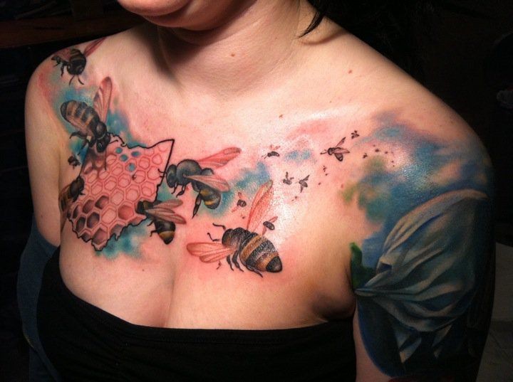 胸部彩色蜜蜂和蜂巢纹身图案