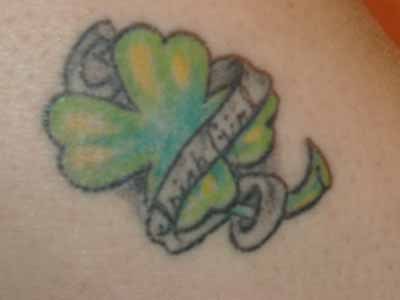 绿色四叶草和条纹纹身图案