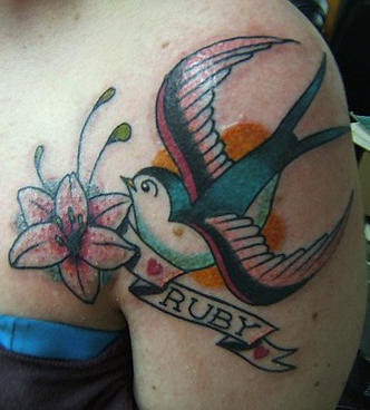 肩部燕子和百合花经典纹身图案