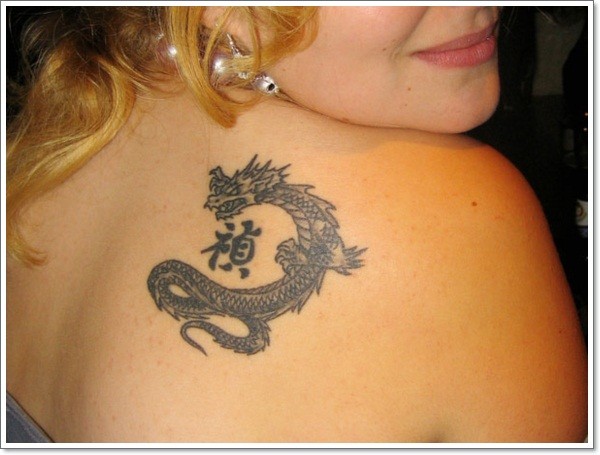 背部黑色中国龙纹身图案