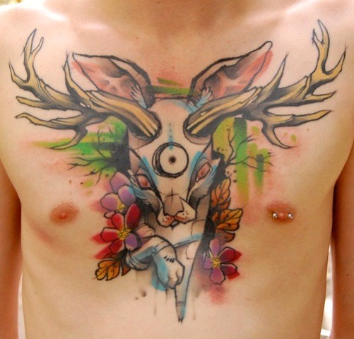 胸部不寻常的半猫半兔半鹿纹身图案