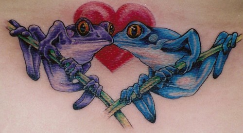 蓝色和紫色青蛙接吻纹身图案