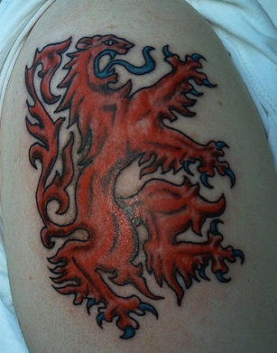 大臂红色怪物狮子与蓝色的舌头纹身图案