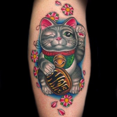 可爱滑稽的彩色招财猫腿部纹身图案