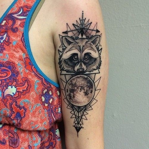 大臂简单的黑灰浣熊与几何星球纹身图案