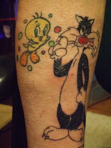 腿部卡通黑猫和小鸭子纹身图案