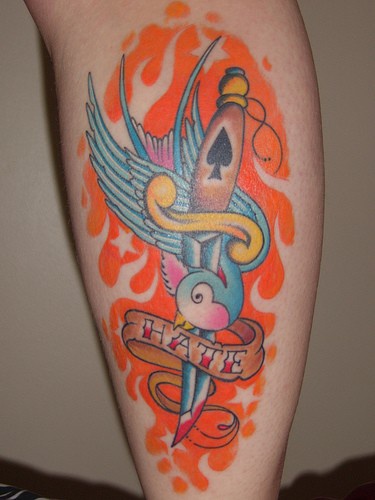 小腿蓝色燕子和匕首纹身图案