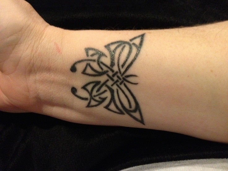 手腕黑色线条蝴蝶纹身图案