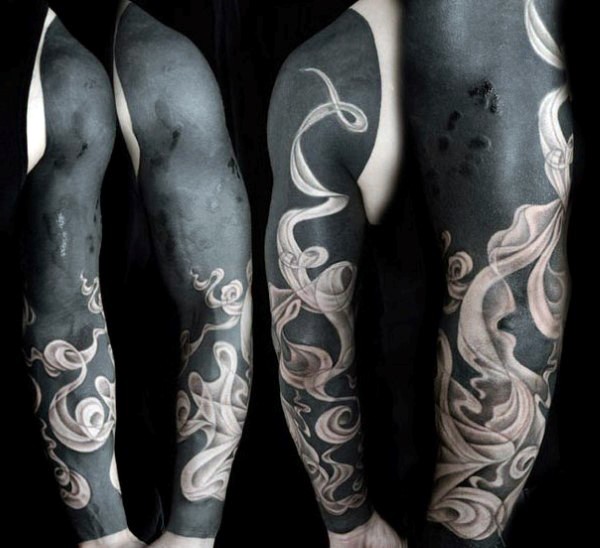 手臂大面积黑色与神秘的烟雾纹身图案