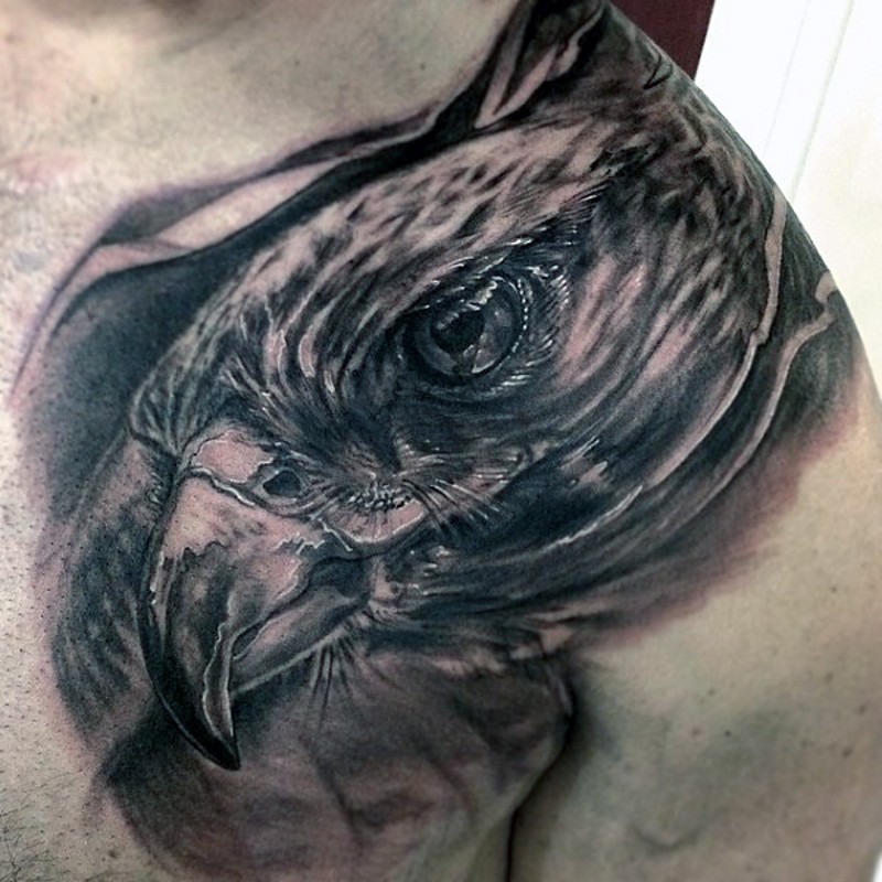 肩部惊人的黑白写实鹰头纹身图案