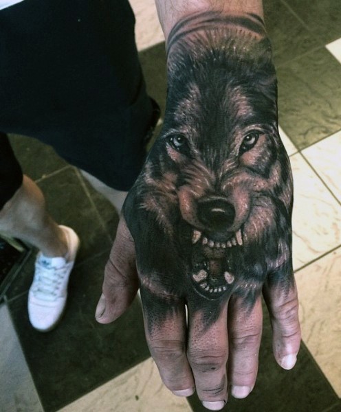 逼真的黑灰狼头手背纹身图案