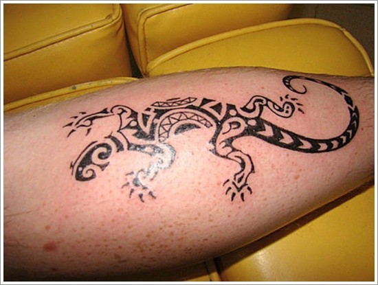 腿部黑色的蜥蜴纹身图案