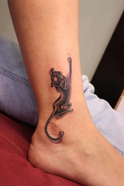 脚踝向上爬的猫纹身图案