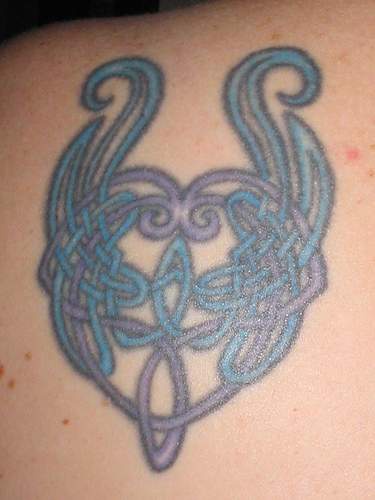 蓝色凯尔特爱心结纹身图案