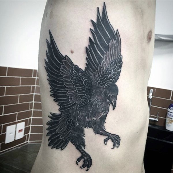 侧肋黑乌鸦个性纹身图案