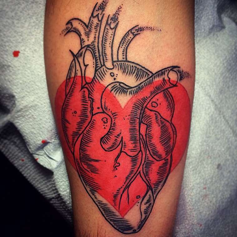雕刻风格黑色线条心脏与红色心形纹身图案