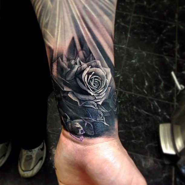 手腕简单的黑色玫瑰纹身图案