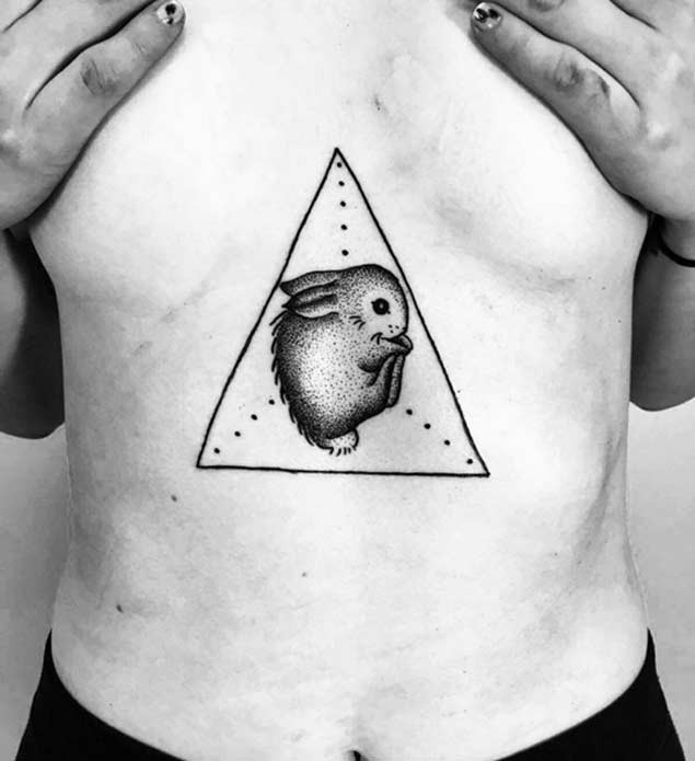 胸部小小的黑色兔子与三角形纹身图案