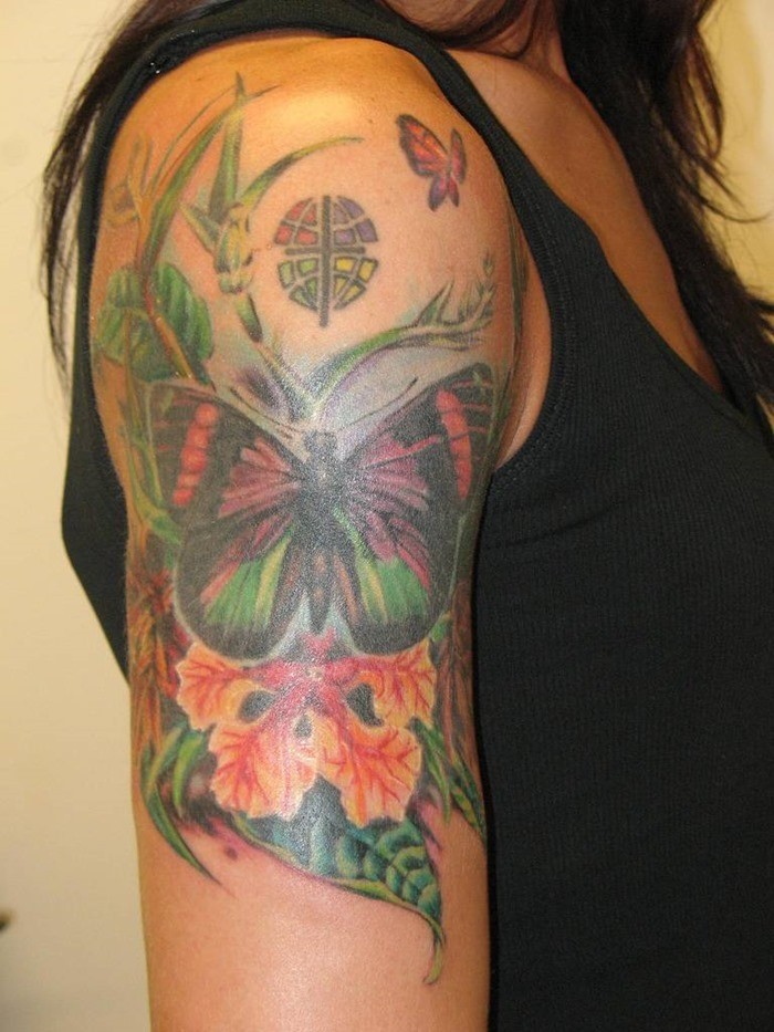 大臂蝴蝶和热带花朵纹身图案