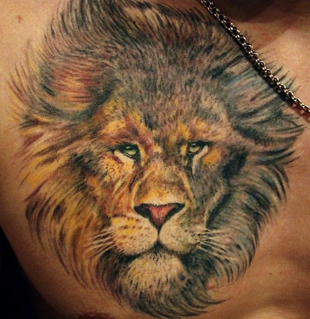 胸部逼真的狮子头纹身图案