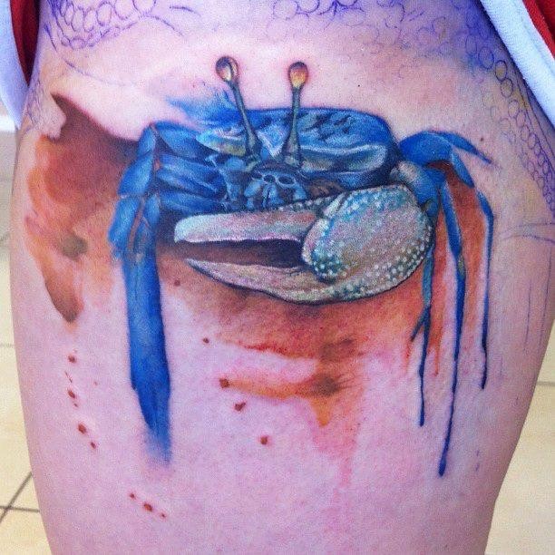 蓝色螃蟹站在沙滩上纹身图案