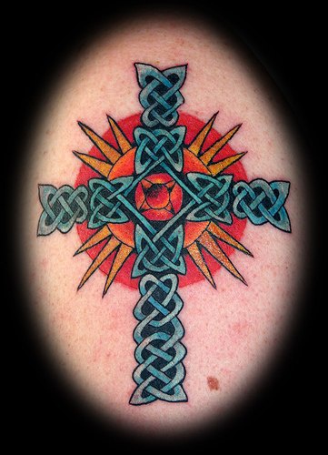 十字架的凯尔特结和红色背景纹身图案