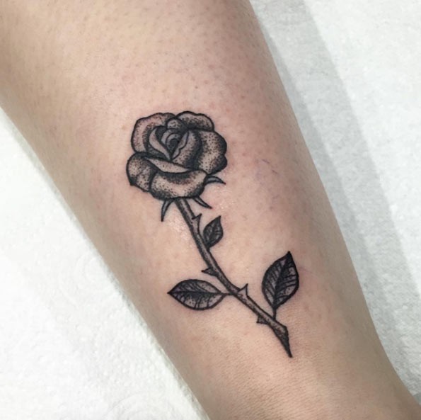 简约可爱的黑色点刺小玫瑰纹身图案