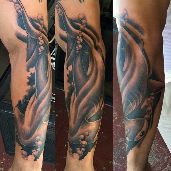 手臂壮观的黑灰锤头鲨纹身图案