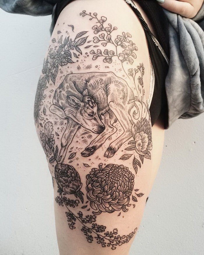 大腿雕刻风格黑色线条菊花和奶牛纹身图案