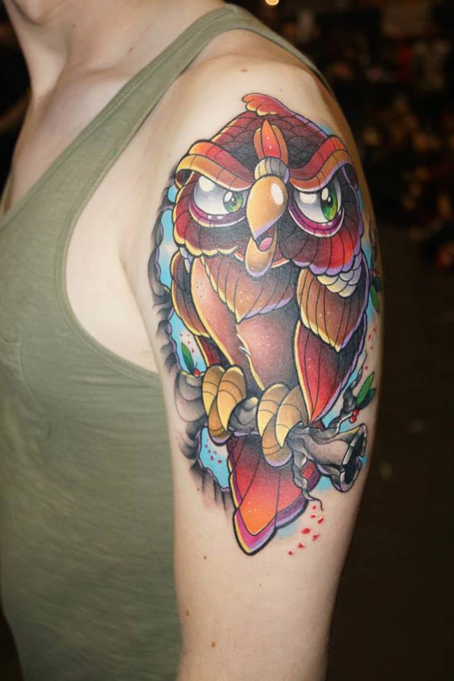 大臂彩色有趣的猫头鹰与树枝纹身图案