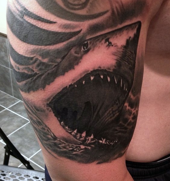 大臂黑灰大鲨鱼头纹身图案