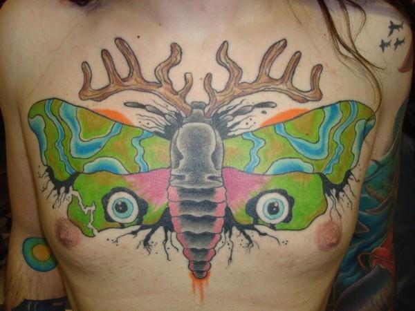 胸部彩色有趣的蝴蝶与鹿角和眼睛纹身图案