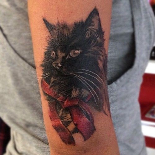 黑猫和红色的蝴蝶结手臂纹身图案