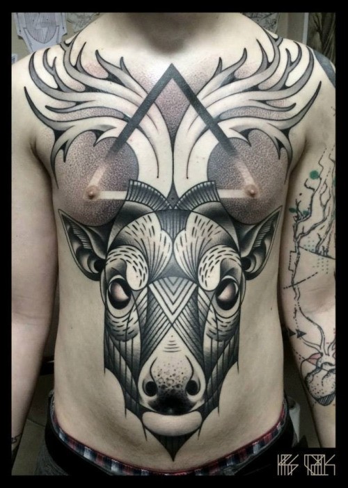 胸部和腹部彩色鹿与三角形纹身图案