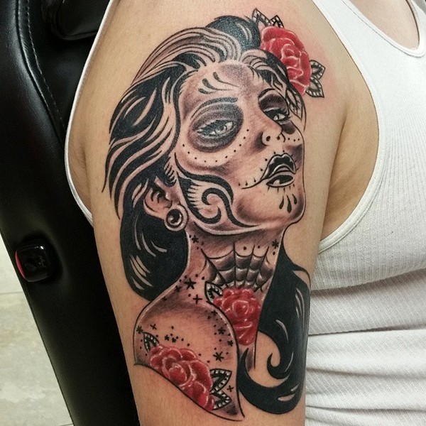 大臂黑色墨西哥女郎和红色花朵纹身图案