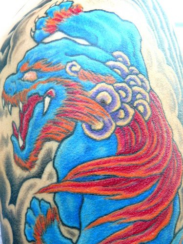 中式彩色唐狮纹身图案