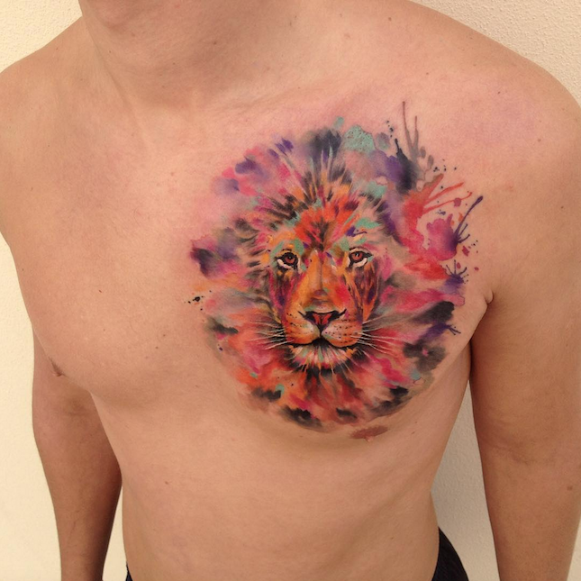 胸部水彩画风格好看的狮子头纹身图案
