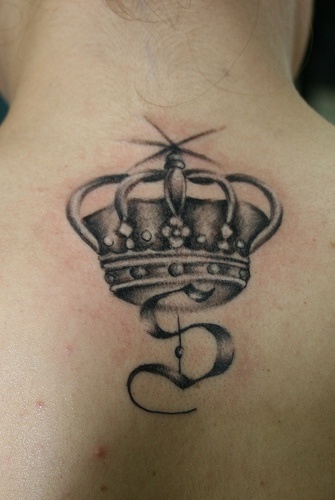 颈部皇冠和字母黑色纹身图案