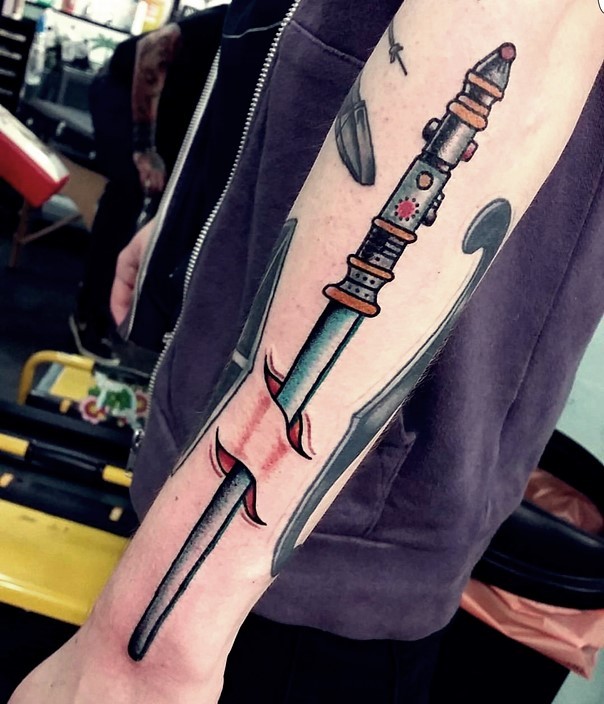 手臂惊人的刺破皮肤卡通剑纹身图案