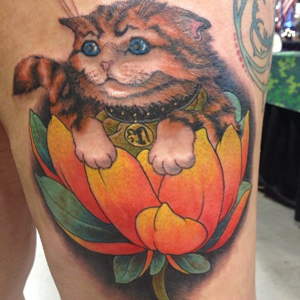 大腿好看的招财猫和花卉纹身图案