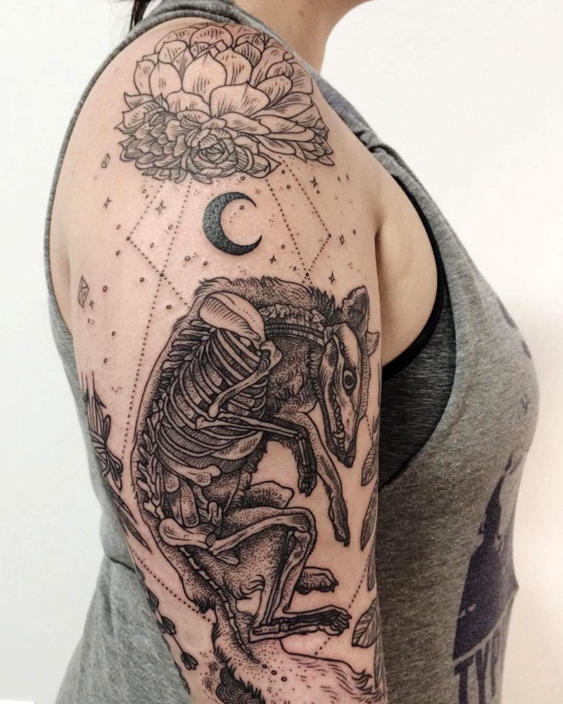 大臂不寻常的黑色狐狸骨架与神秘符号纹身图案