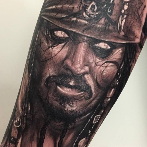 黑灰恶魔杰克斯帕罗肖像手臂纹身图案