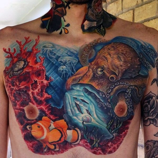 胸部华丽多彩海底世界鱼纹身图案
