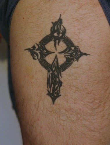 部落风格的黑色十字架纹身图案