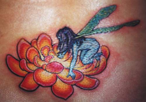 橙色花朵上的蓝色精灵纹身图案