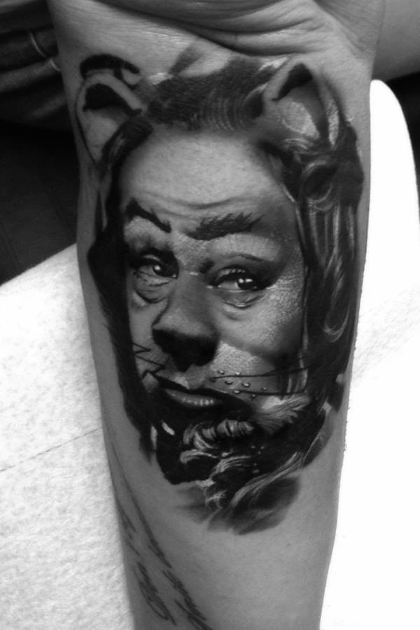 超现实主义风格的黑色男人幻想猫纹身图案