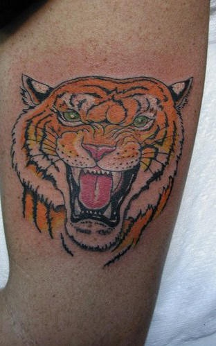 经典的咆哮老虎纹身图案