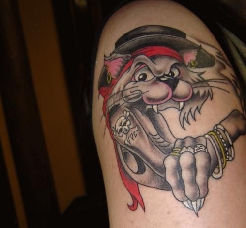 大臂卡通海盗狼和戒指纹身图案