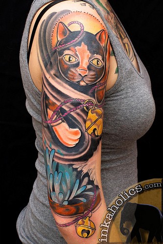 手臂可爱的彩色猫与铃铛花朵纹身图案