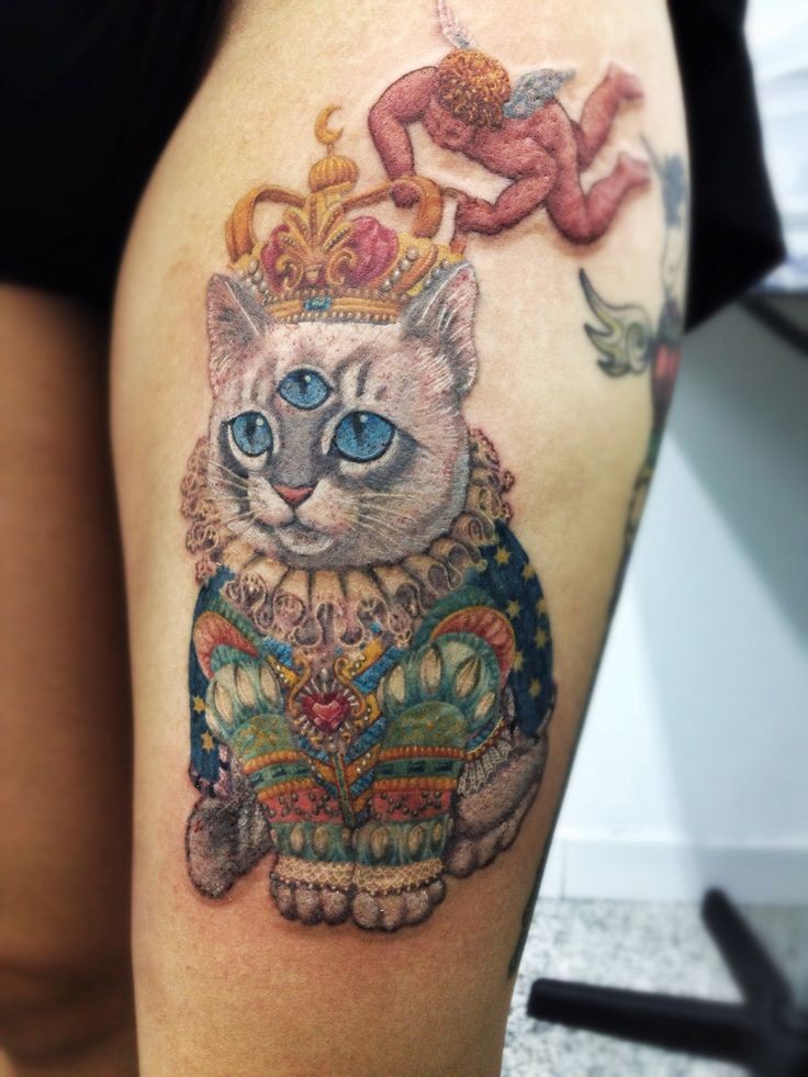 大腿彩色皇家猫纹身图案